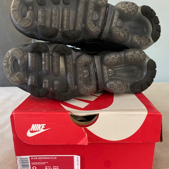 NIKE AIR VAPORMAX PLUS RUNNING SHOES - Picture 7 of 11